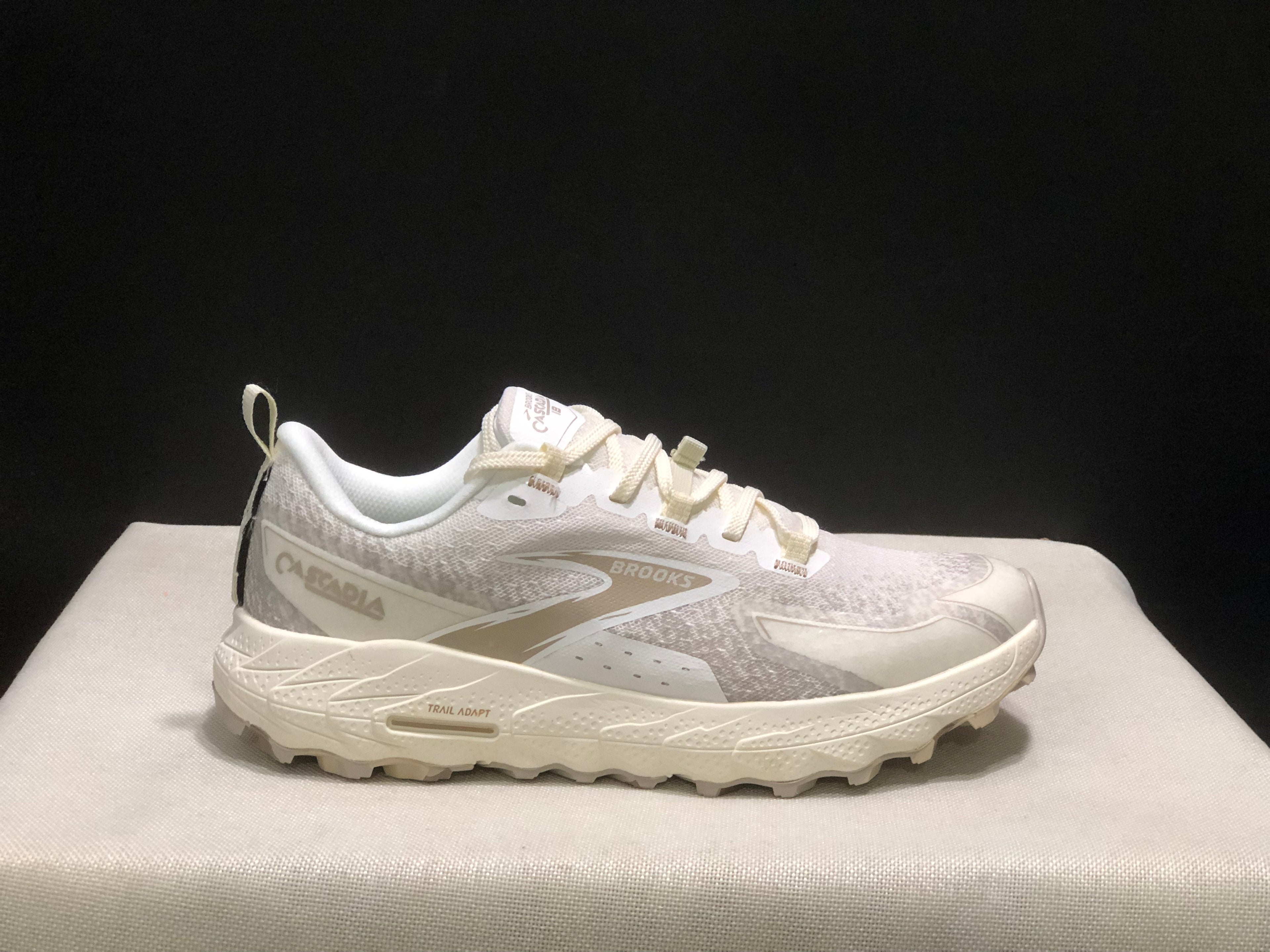 Brooks Cascadia 18 Low-top Running Shoes Coconut/Chateou/White