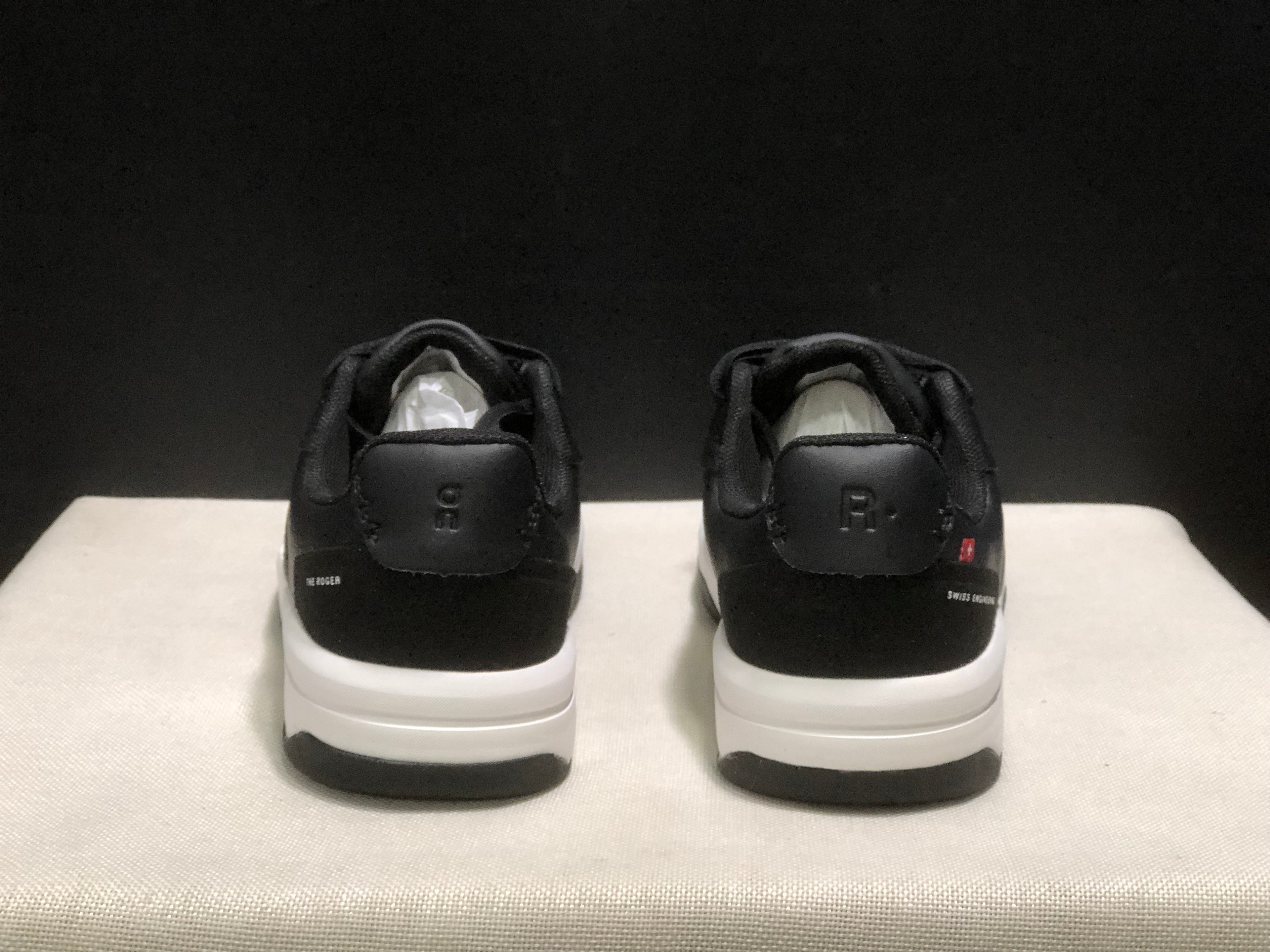 On Running The Roger Clubhouse Casual Sneakers Black/White