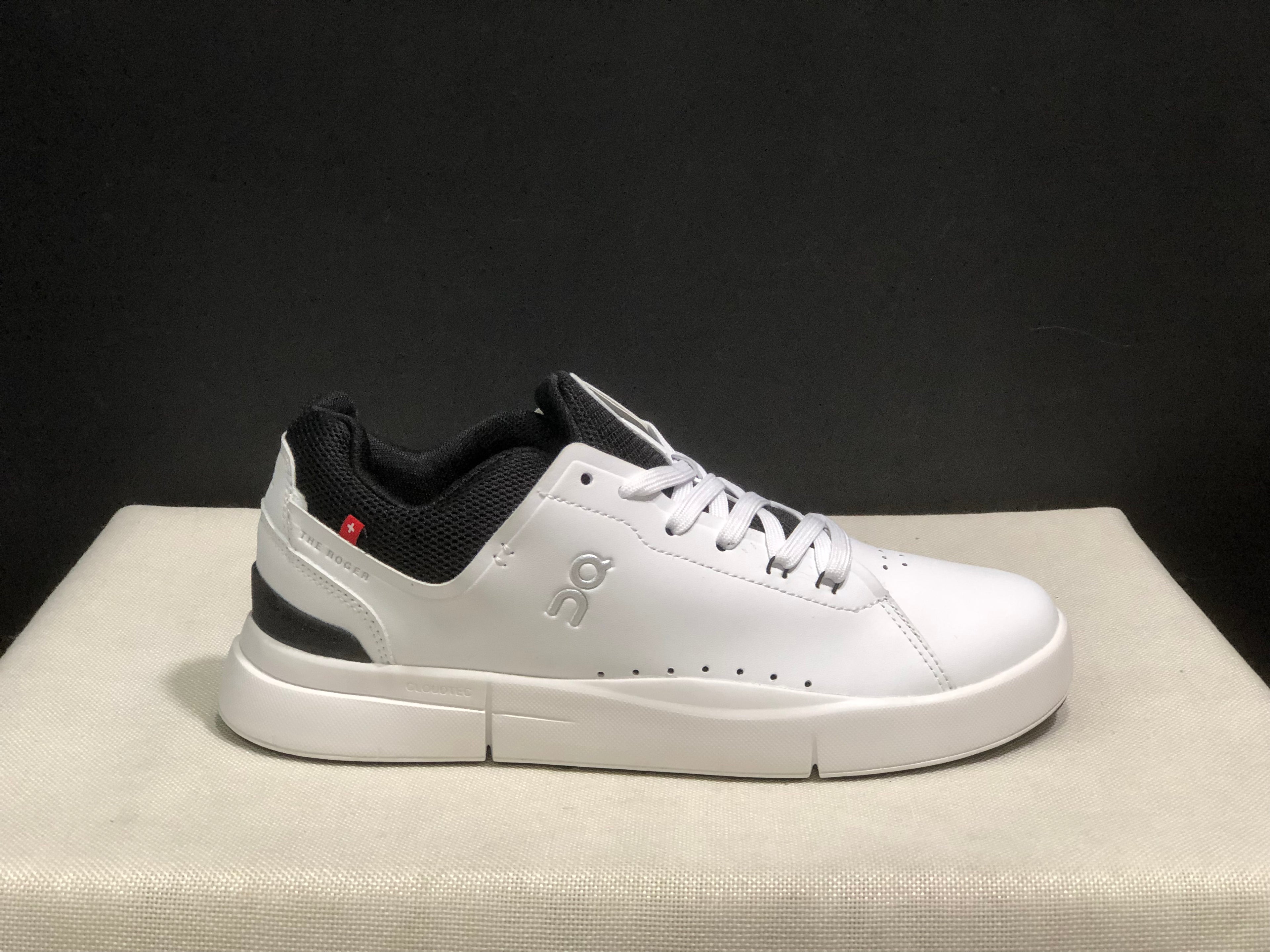 On Running The Roger Spin Board Shoes White/Black