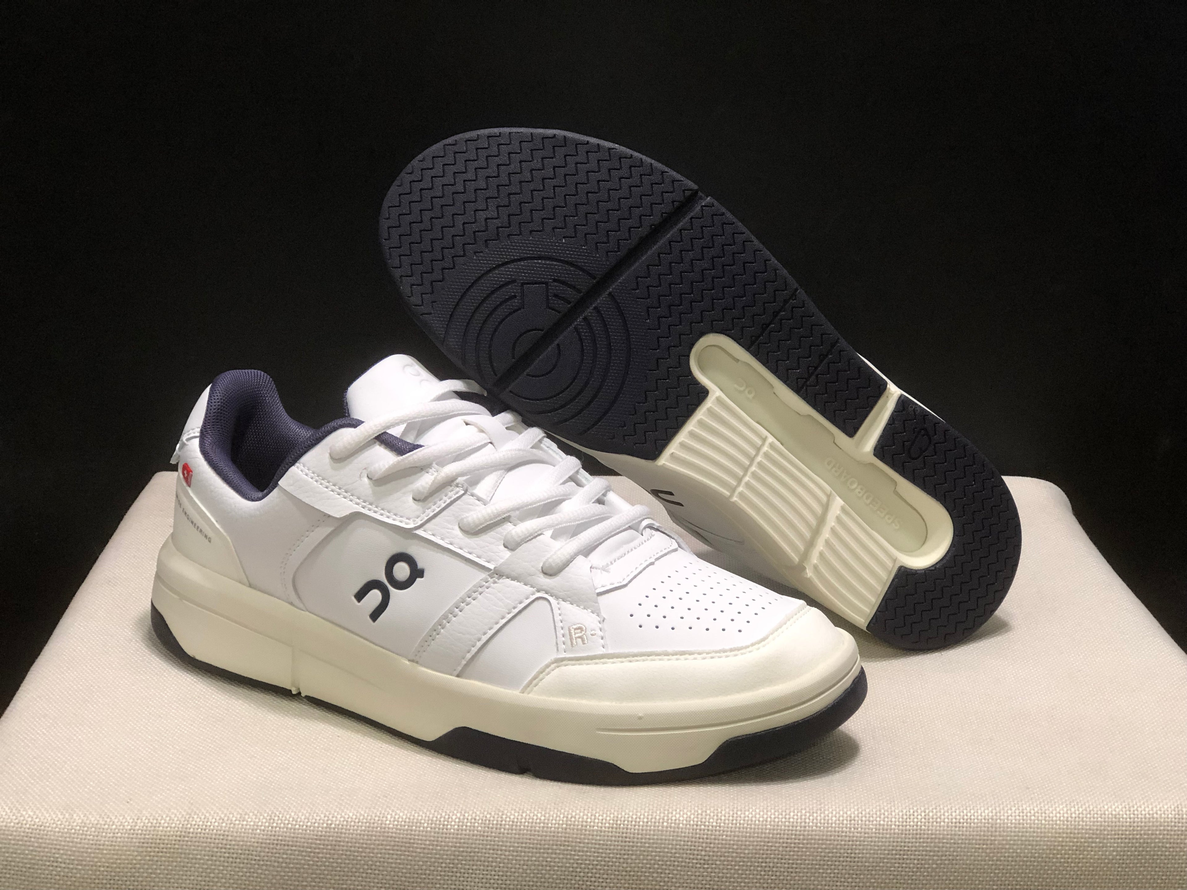 On Running The Roger Clubhouse Casual Sneakers White/Midnight