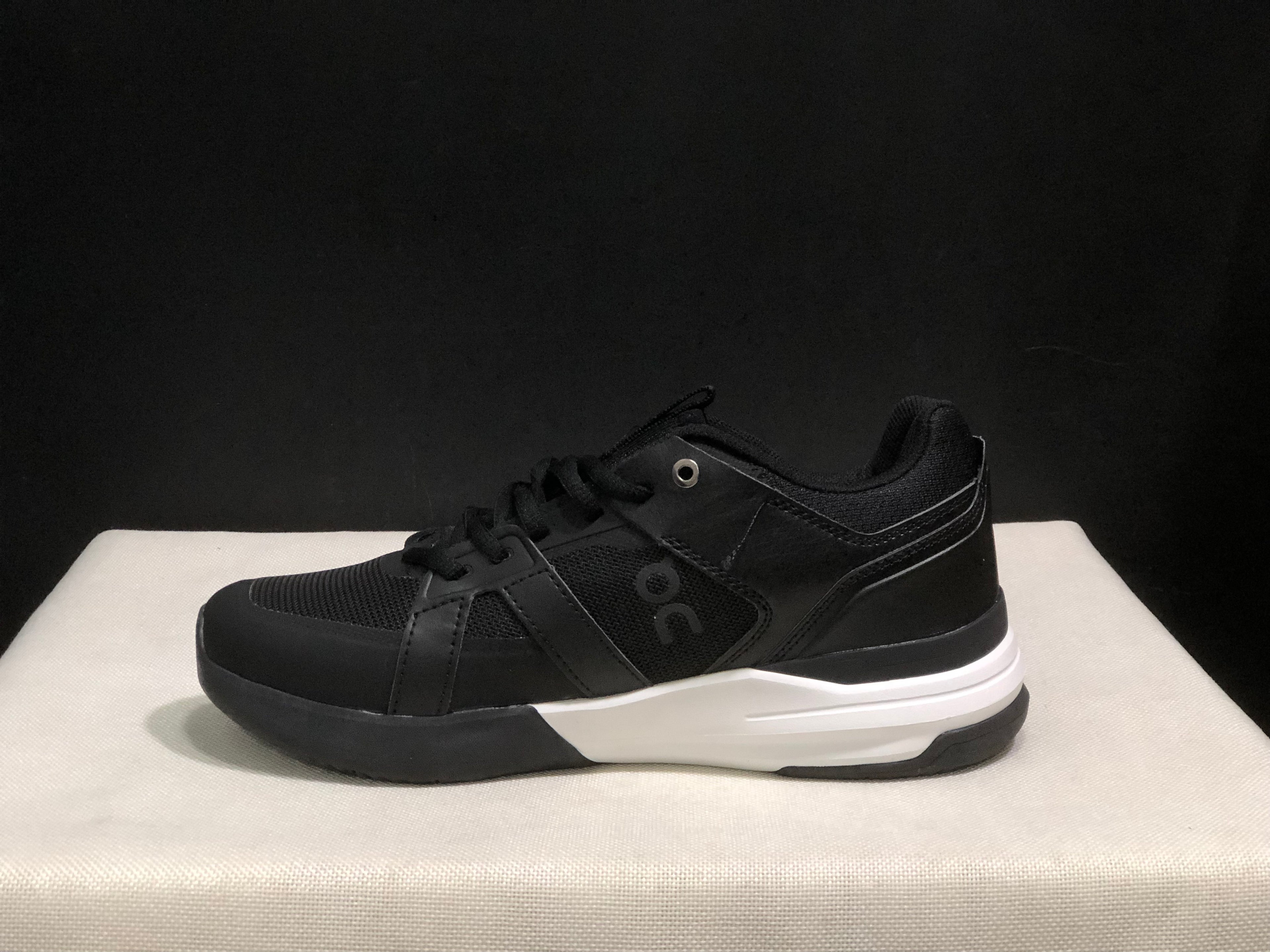 On Running The Roger Clubhouse Pro Anti-Slip Sports Shoes Black/White