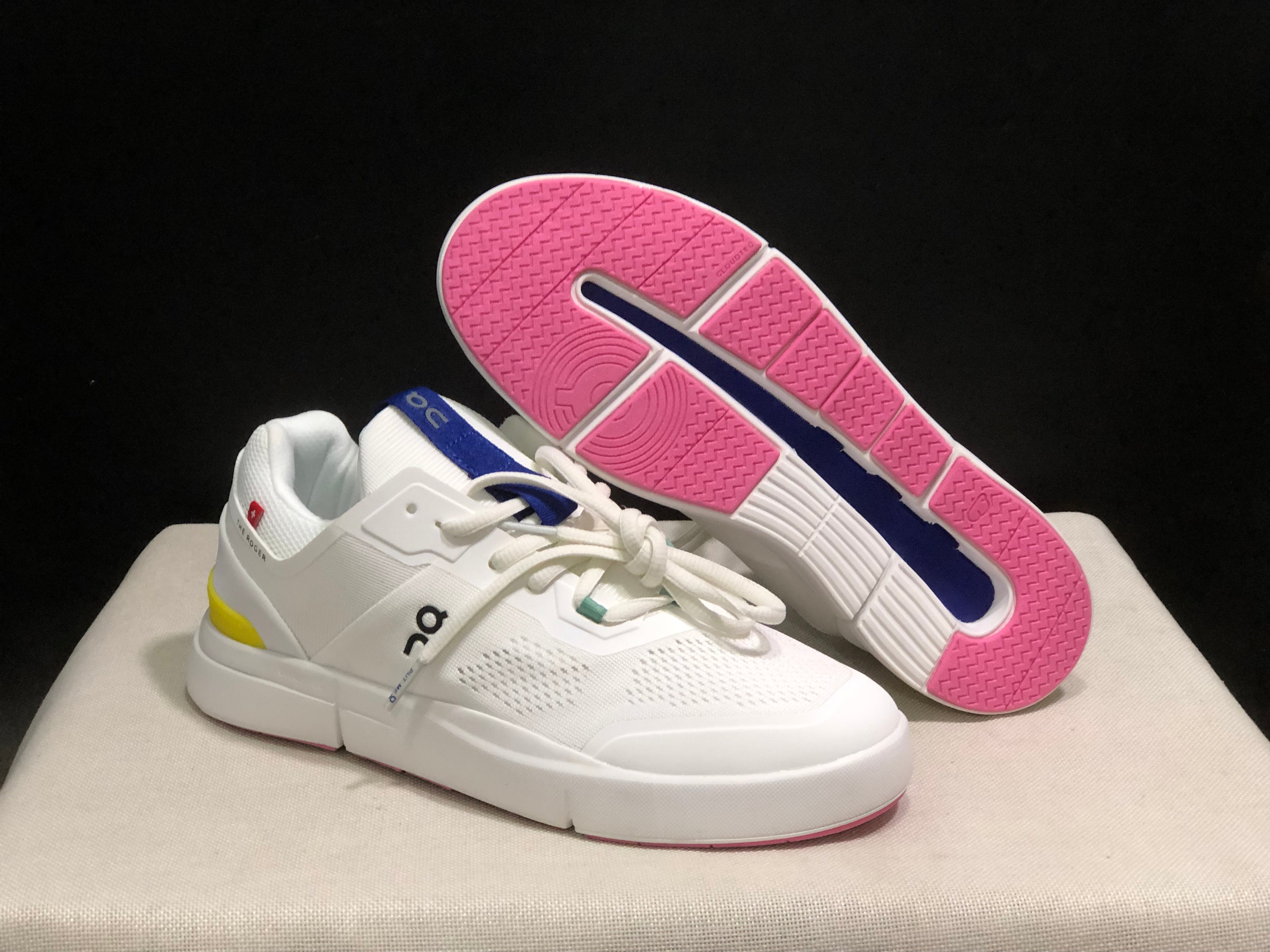 On Running The Roger Spin Breathable Mesh Sneakers Blue White/Pink Sole