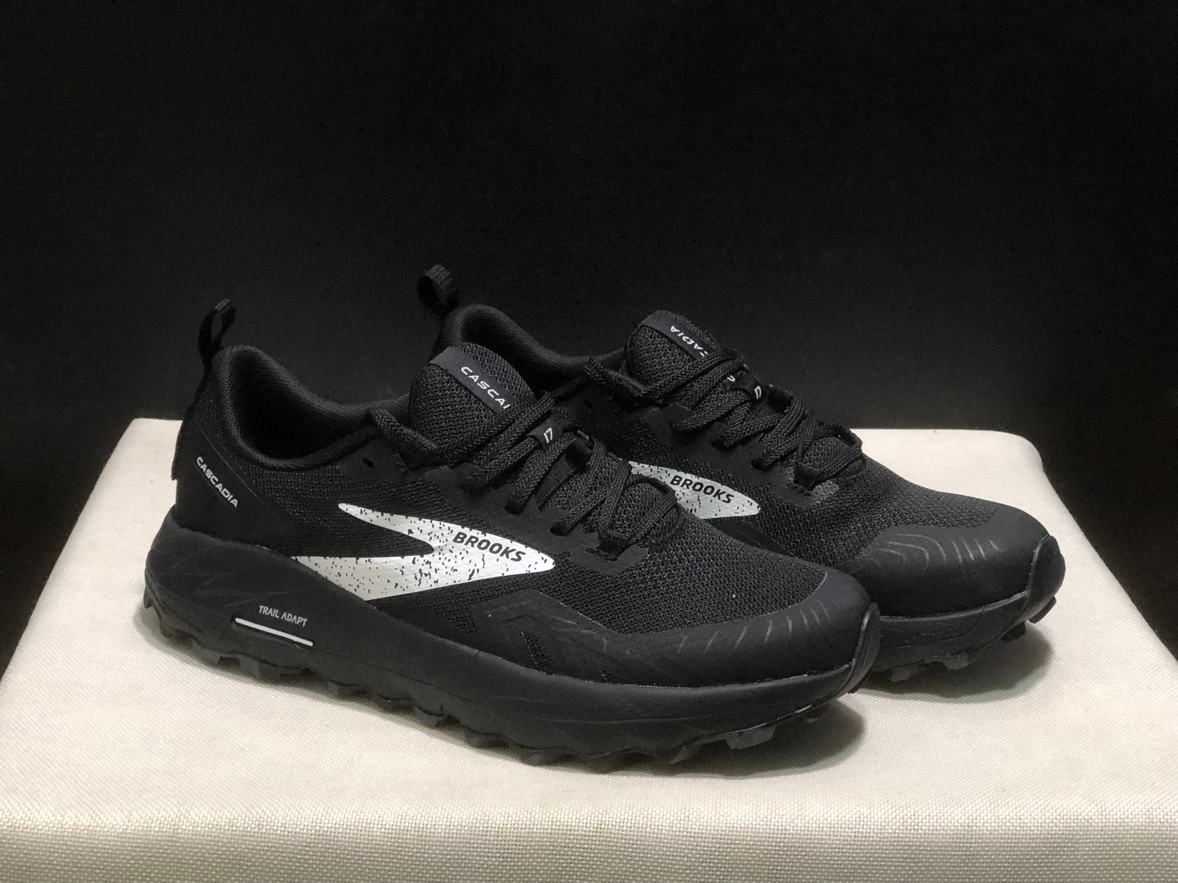 Brooks Cascadia 17 Trail Running Shoes Black/White