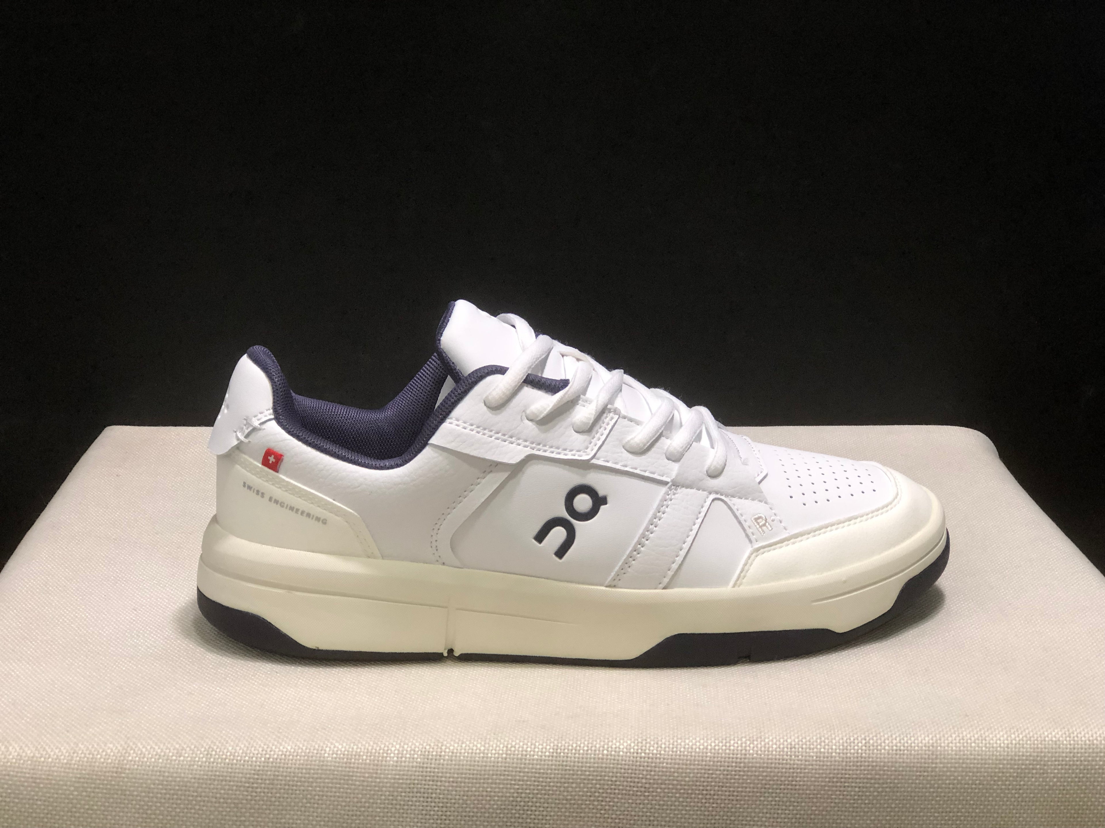 On Running The Roger Clubhouse Casual Sneakers White/Midnight
