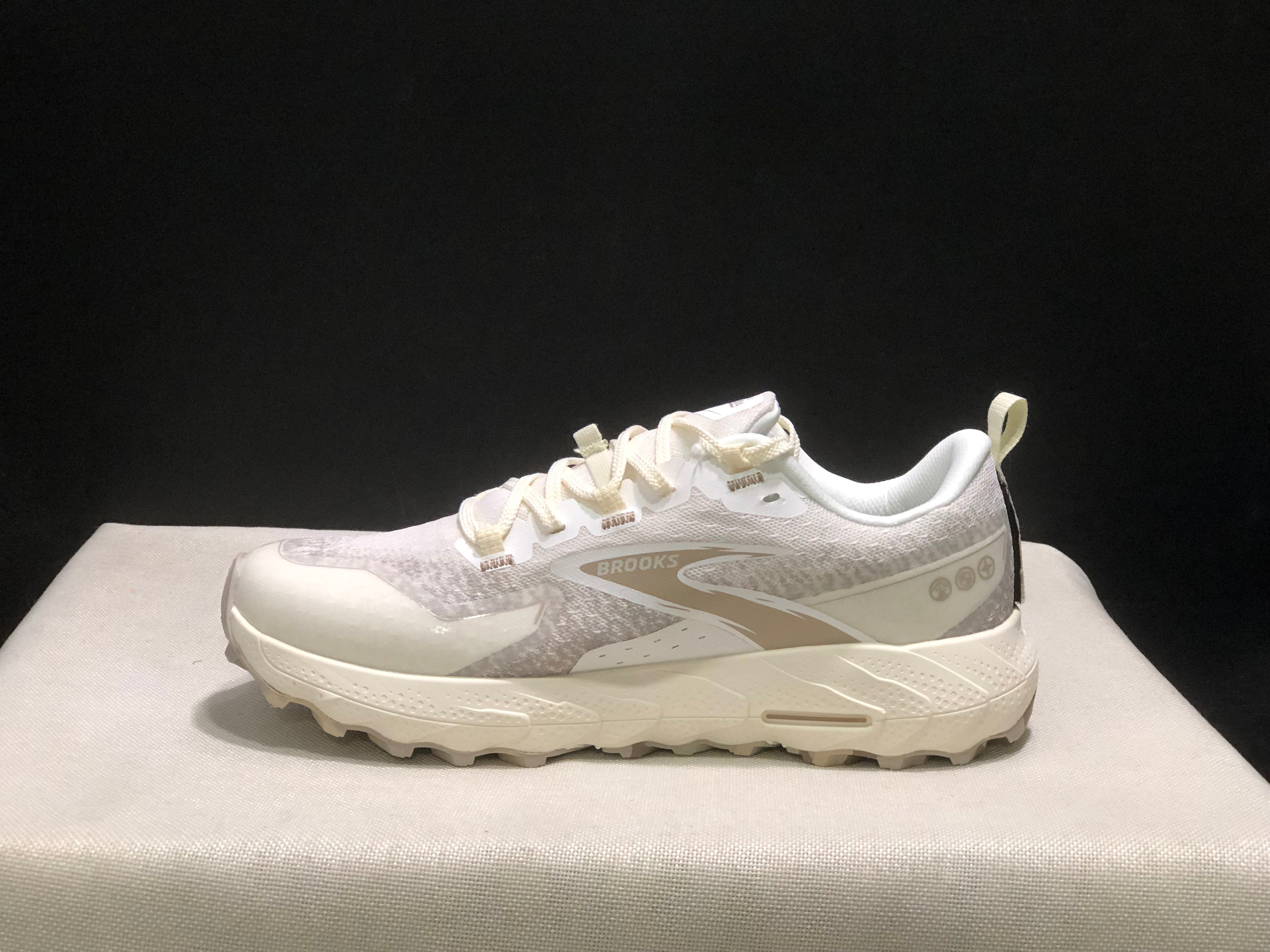 Brooks Cascadia 18 Low-top Running Shoes Coconut/Chateou/White