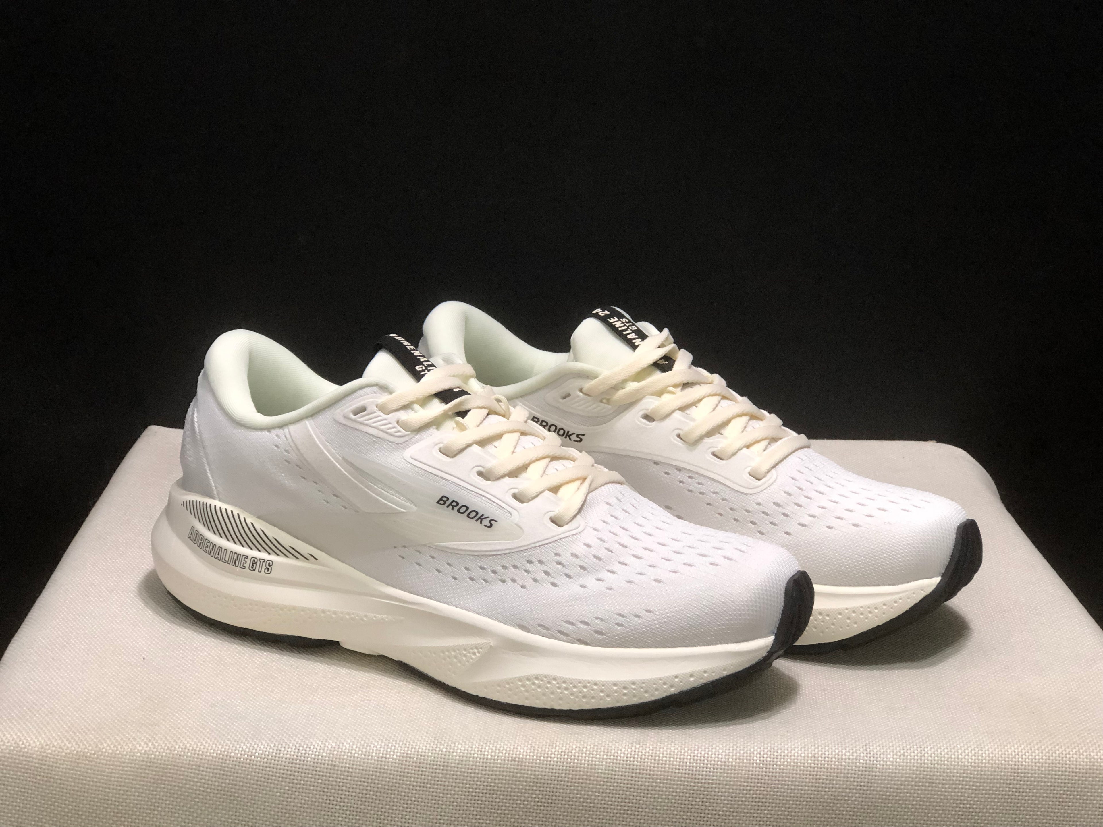 Brooks Adrenaline GTS 24 Casual Running Shoes Coconut/Black/White Sand