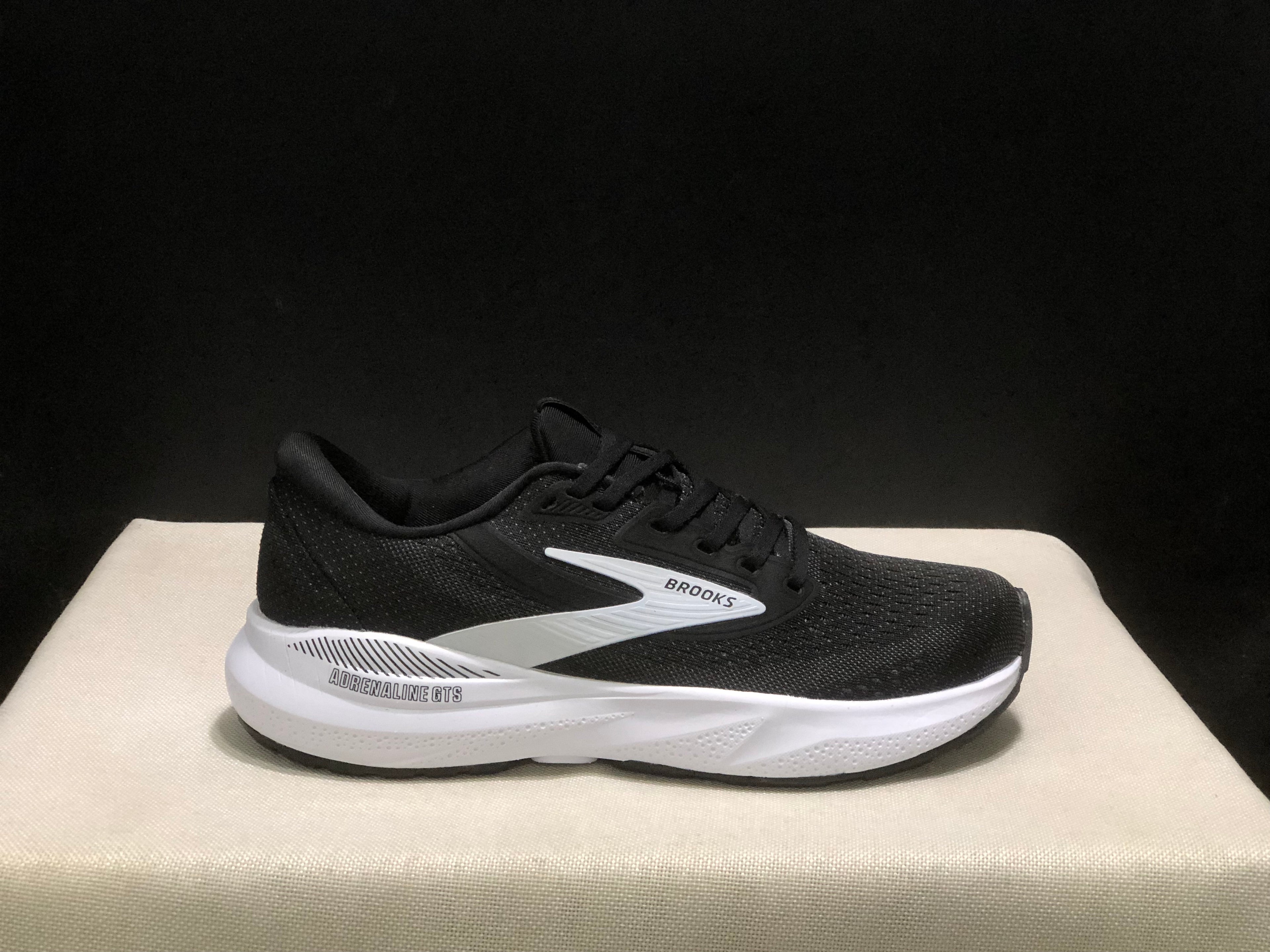 Brooks Adrenaline GTS 24 Casual Running Shoes Black/White