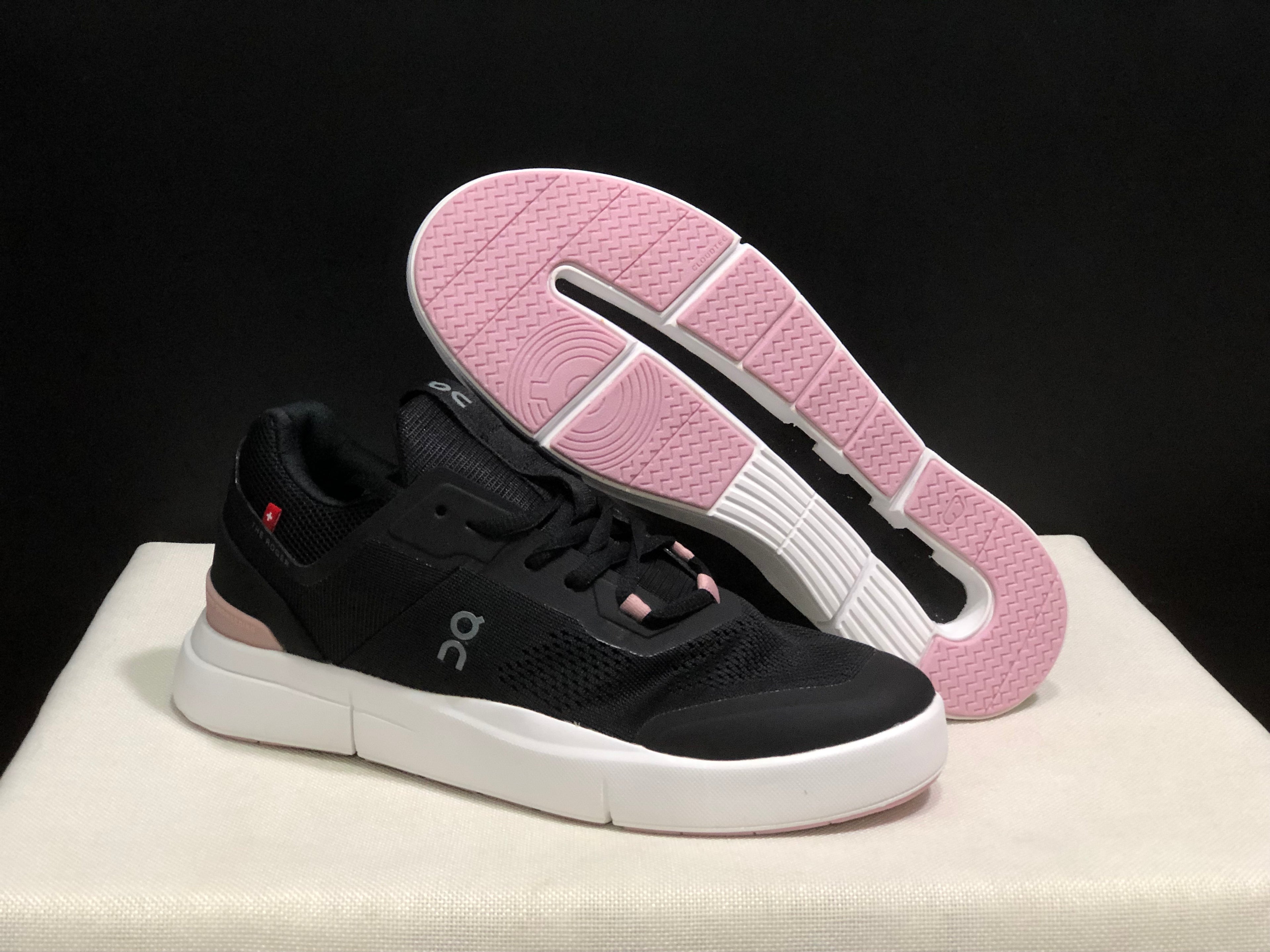 On Running The Roger Spin Breathable Mesh Sneakers Black/Pink Sole
