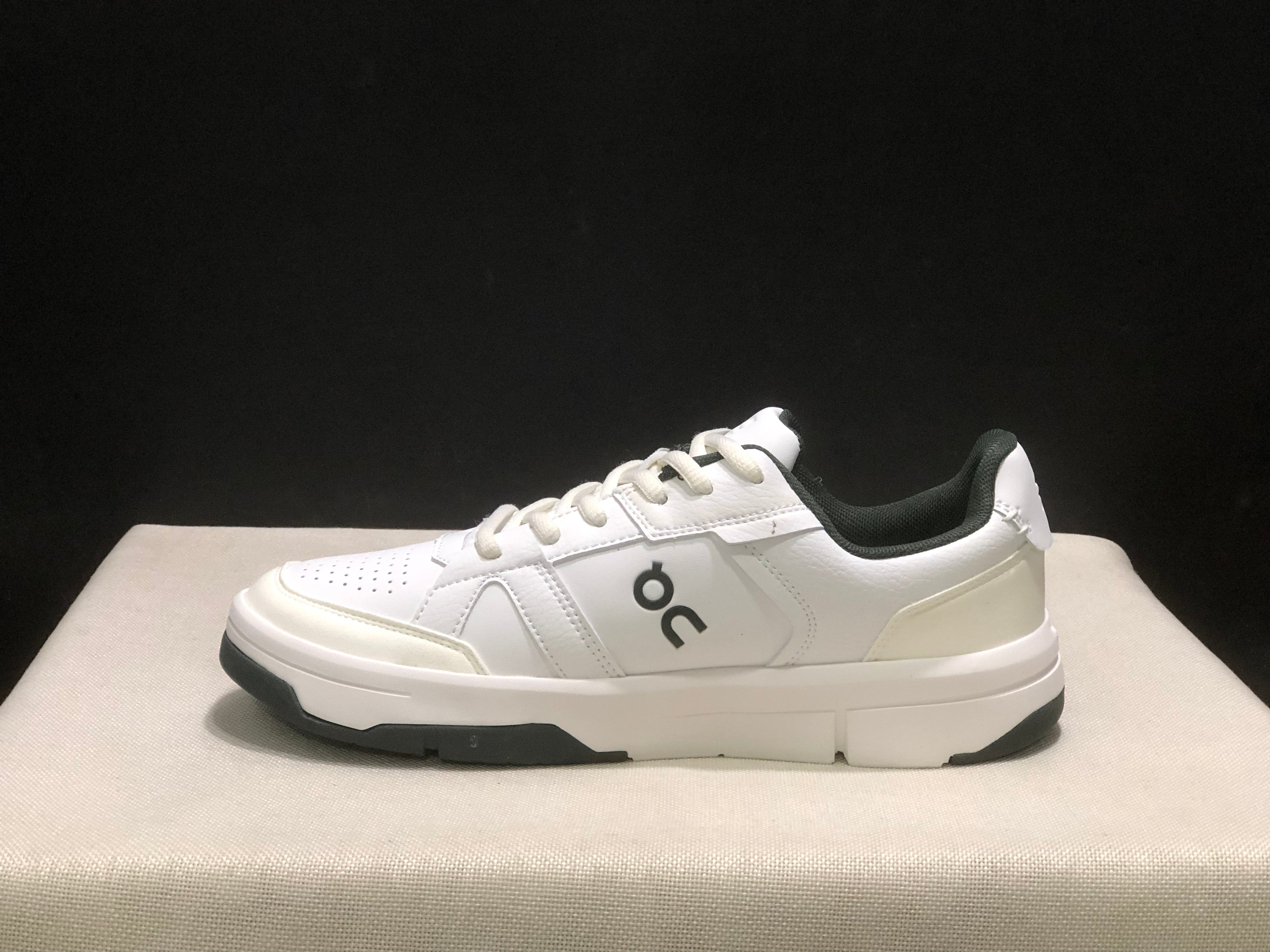 On Running The Roger Clubhouse Casual Sneakers White/Evergreen