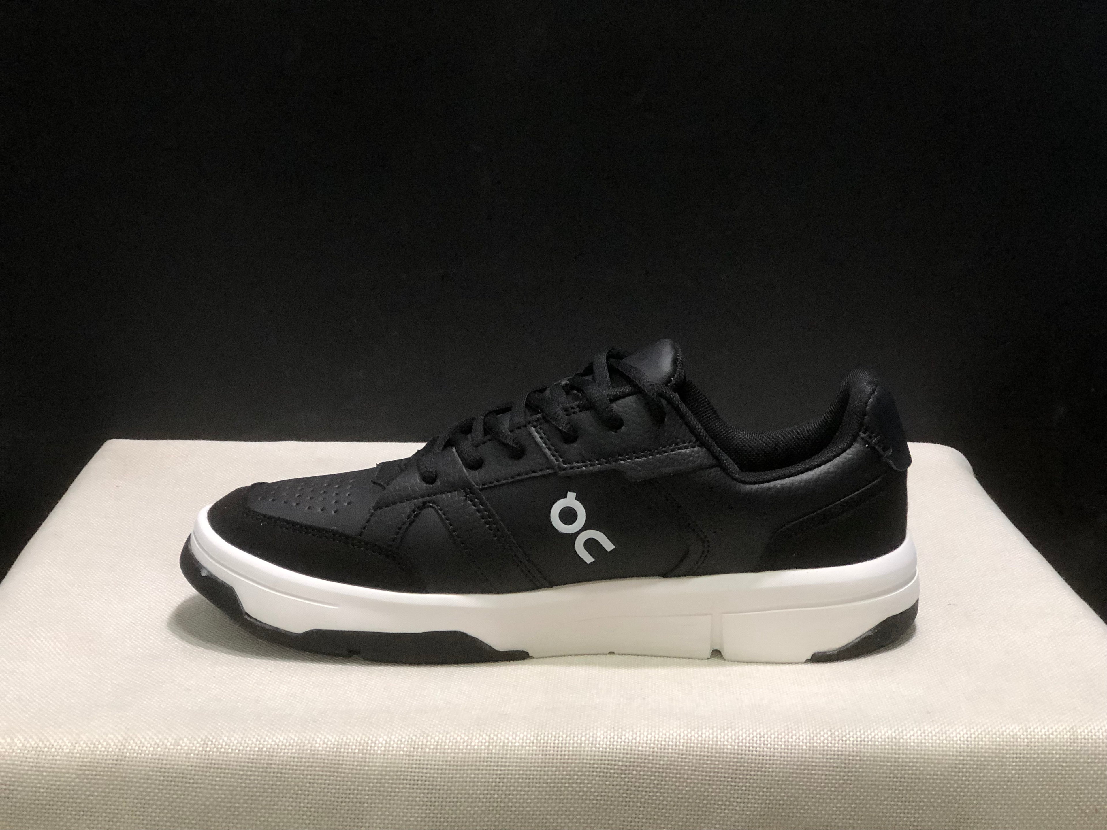 On Running The Roger Clubhouse Casual Sneakers Black/White