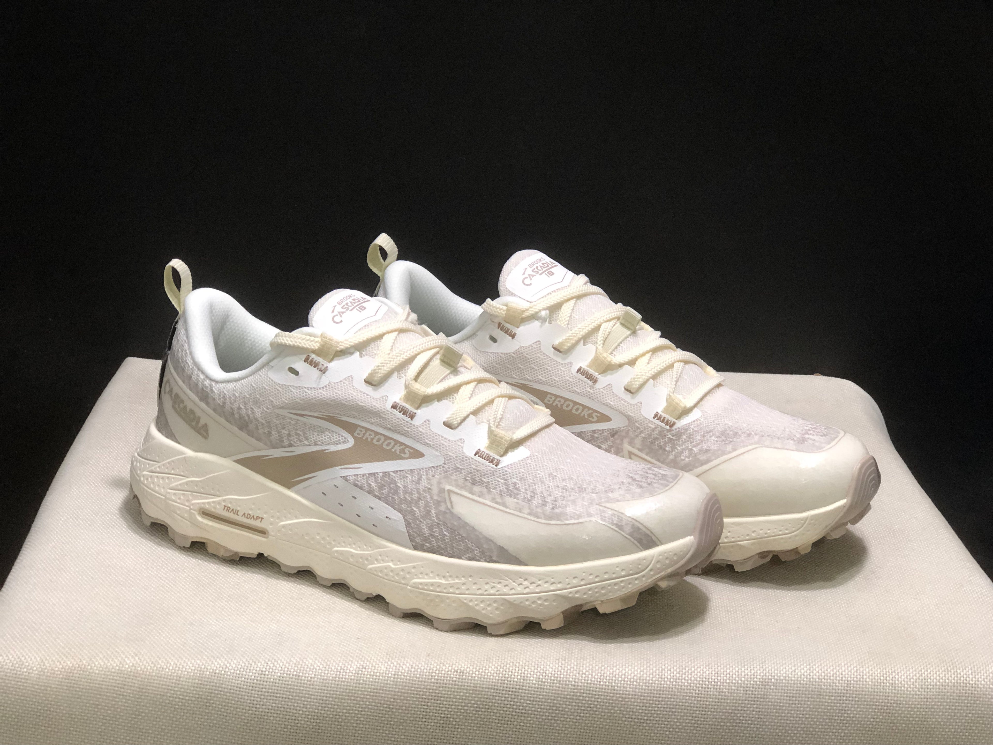 Brooks Cascadia 18 Low-top Running Shoes Coconut/Chateou/White