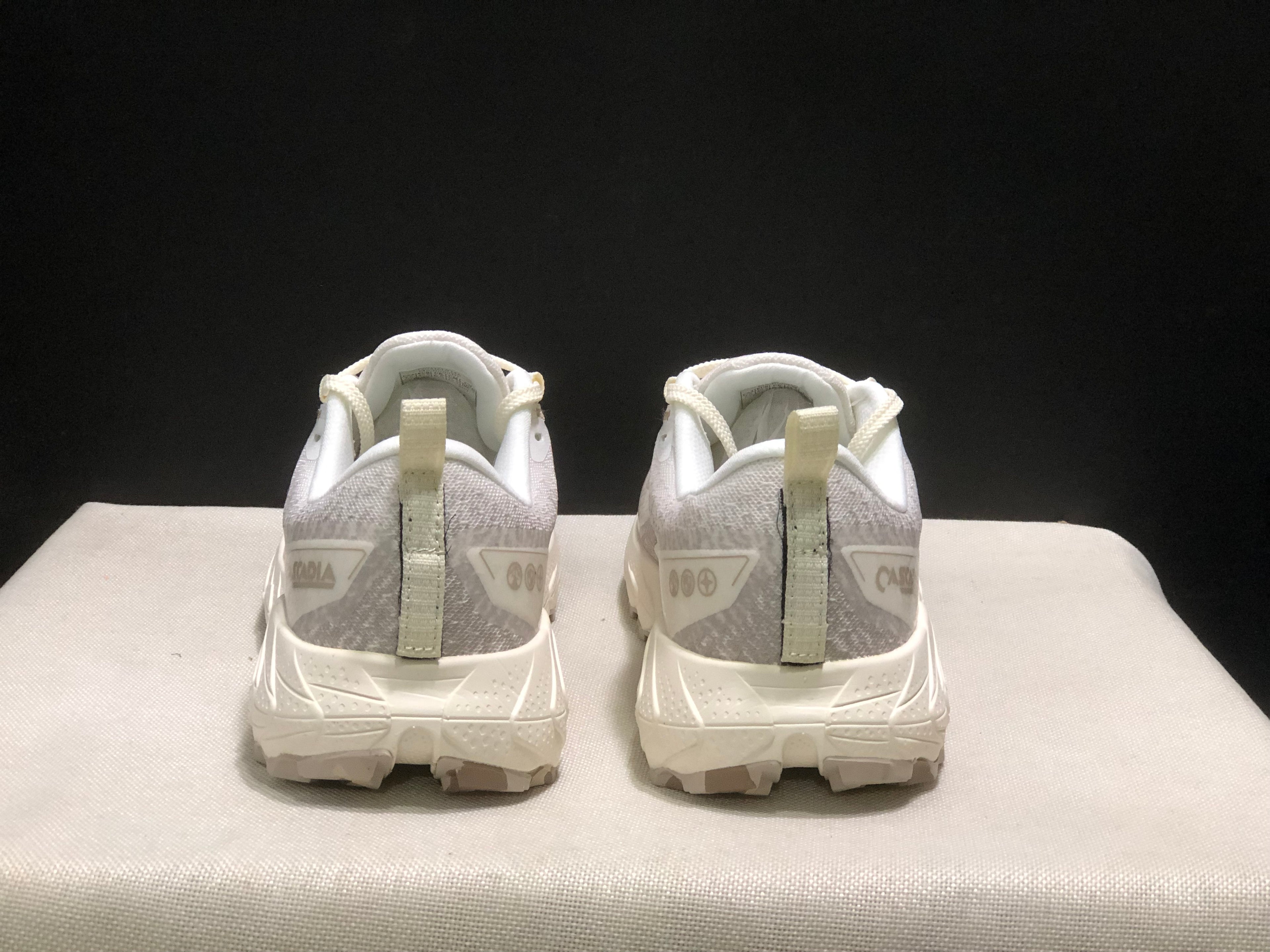 Brooks Cascadia 18 Low-top Running Shoes Coconut/Chateou/White