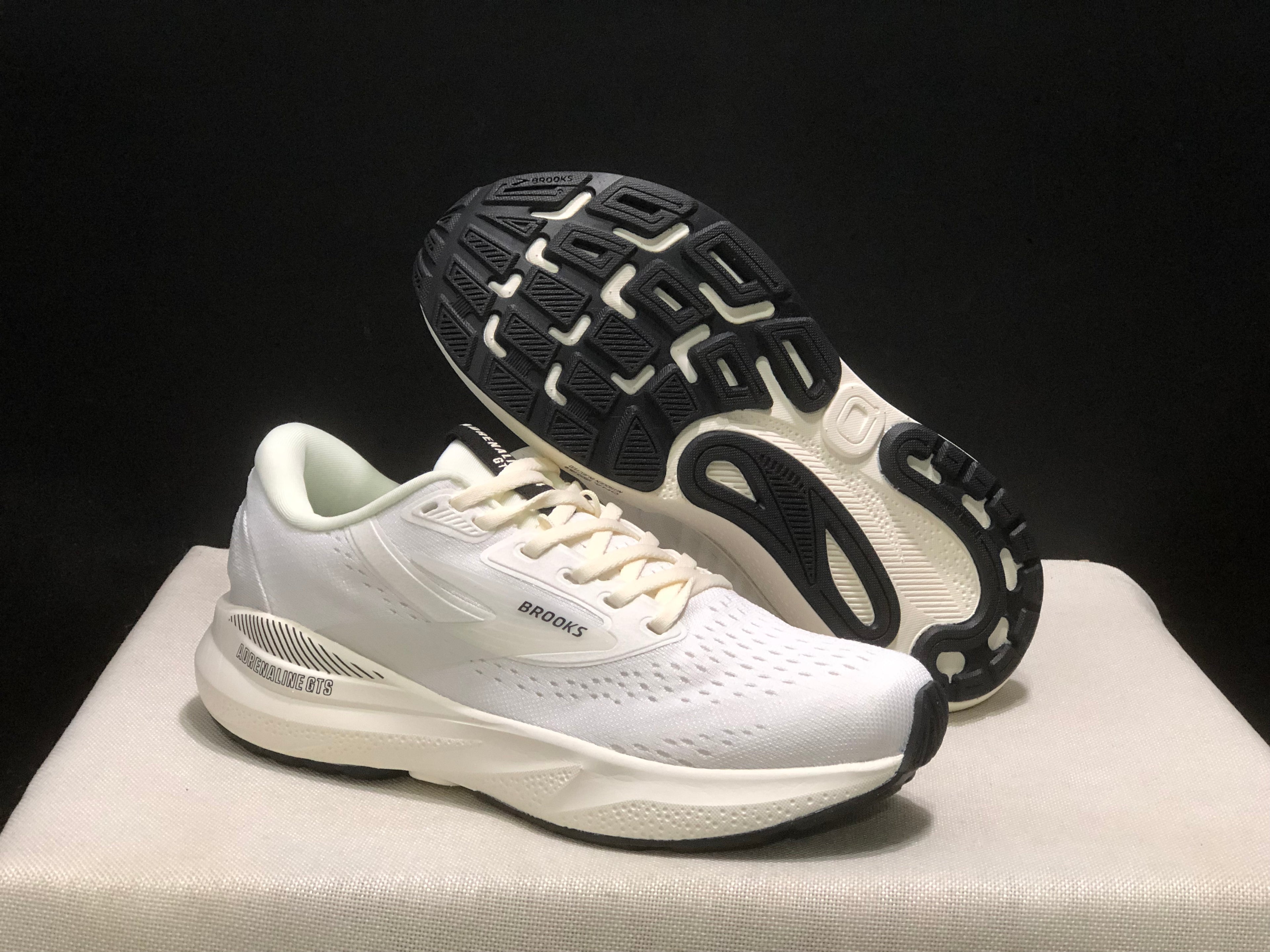 Brooks Adrenaline GTS 24 Casual Running Shoes Coconut/Black/White Sand