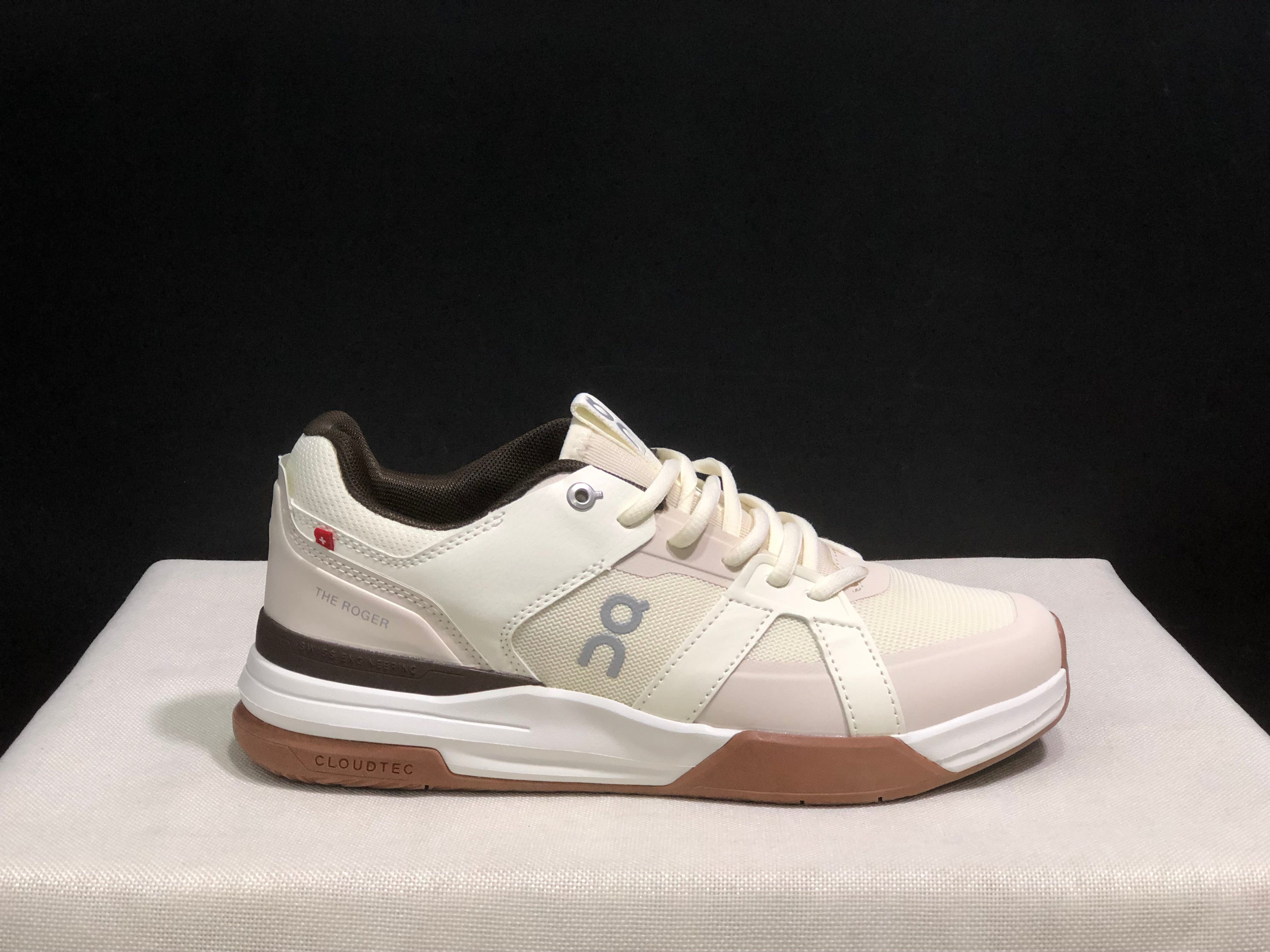 On Running The Roger Clubhouse Pro Anti-Slip Sports Shoes Ivory/Brown