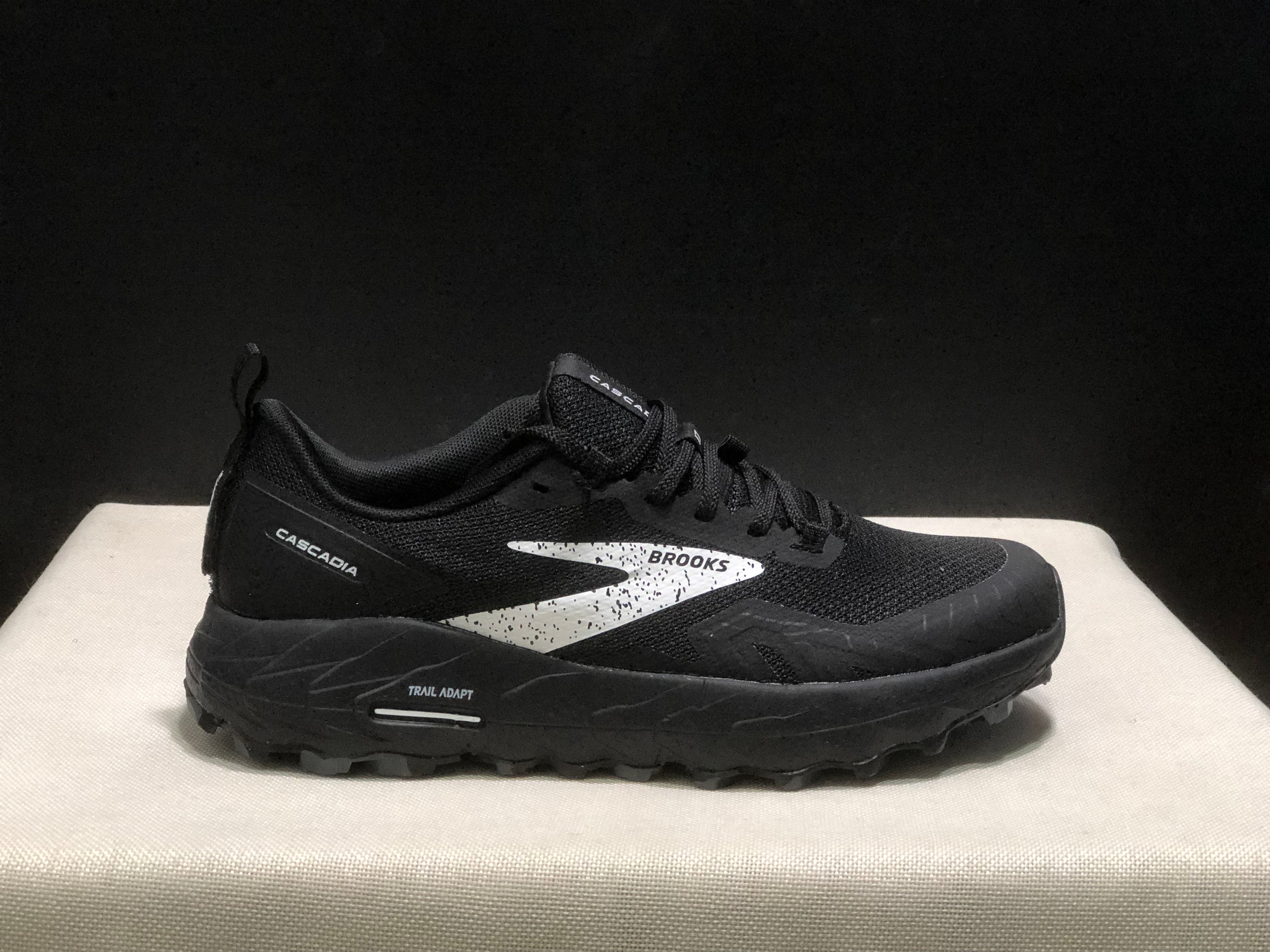 Brooks Cascadia 17 Trail Running Shoes Black/White