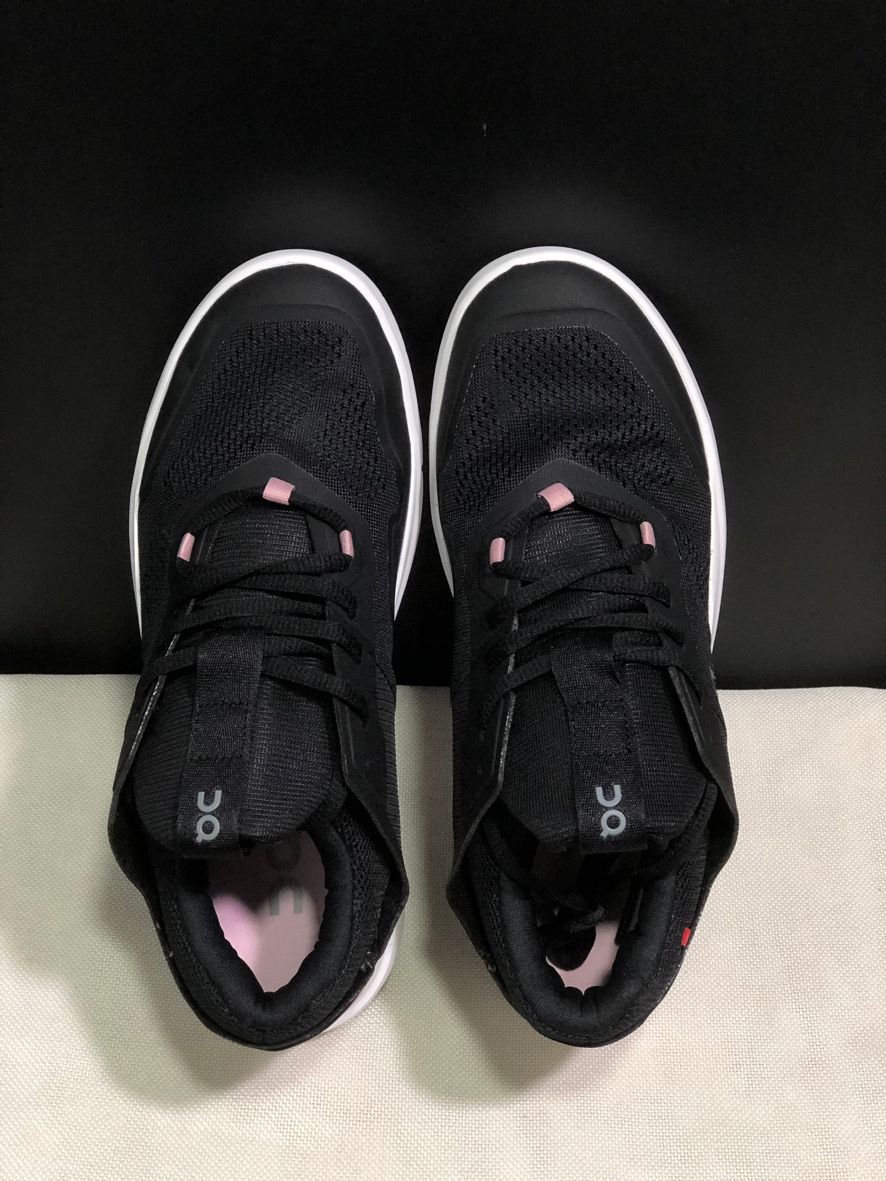 On Running The Roger Spin Breathable Mesh Sneakers Black/Pink Sole
