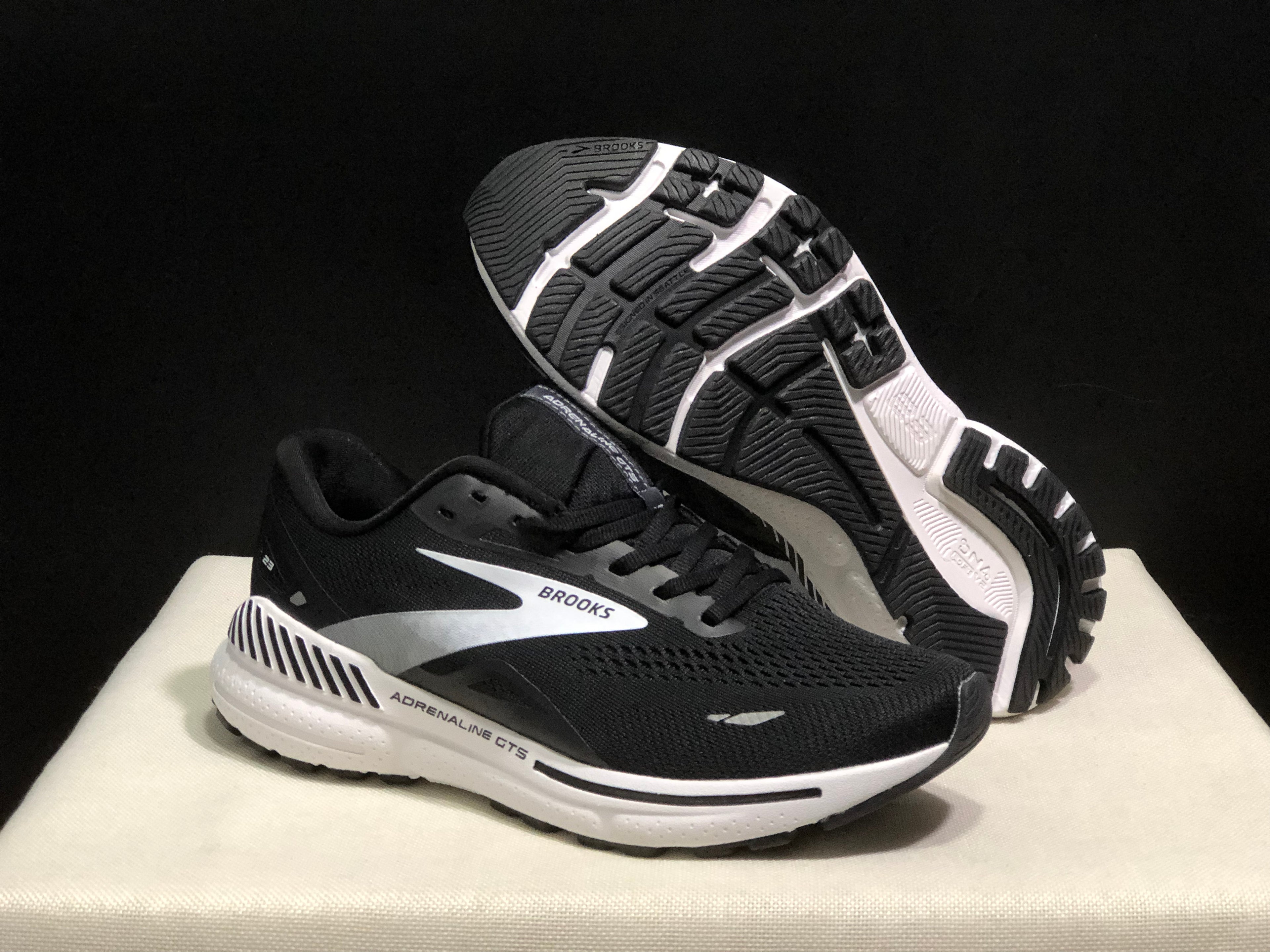 Brooks Adrenaline GTS 23 Shock-absorbing Wear-resistant Low-top Running Shoes Black/White