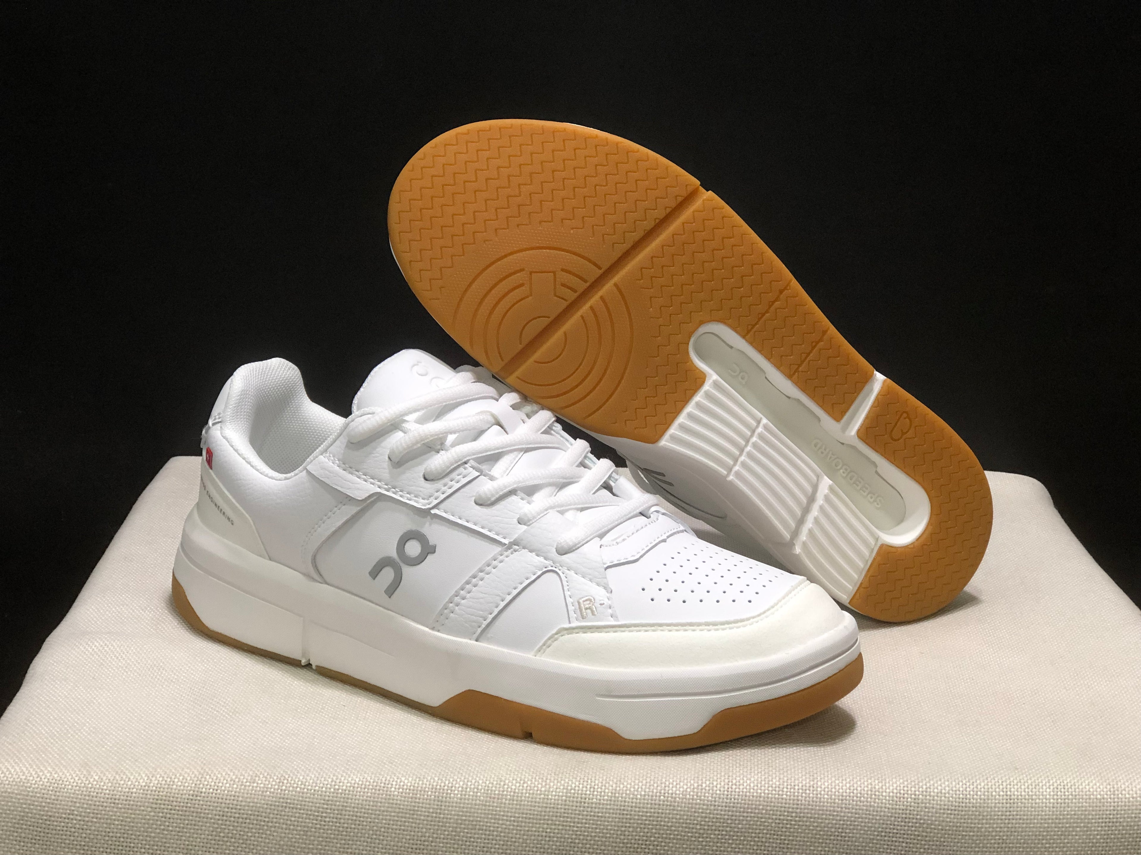 On Running The Roger Clubhouse Casual Sneakers White/Ivory