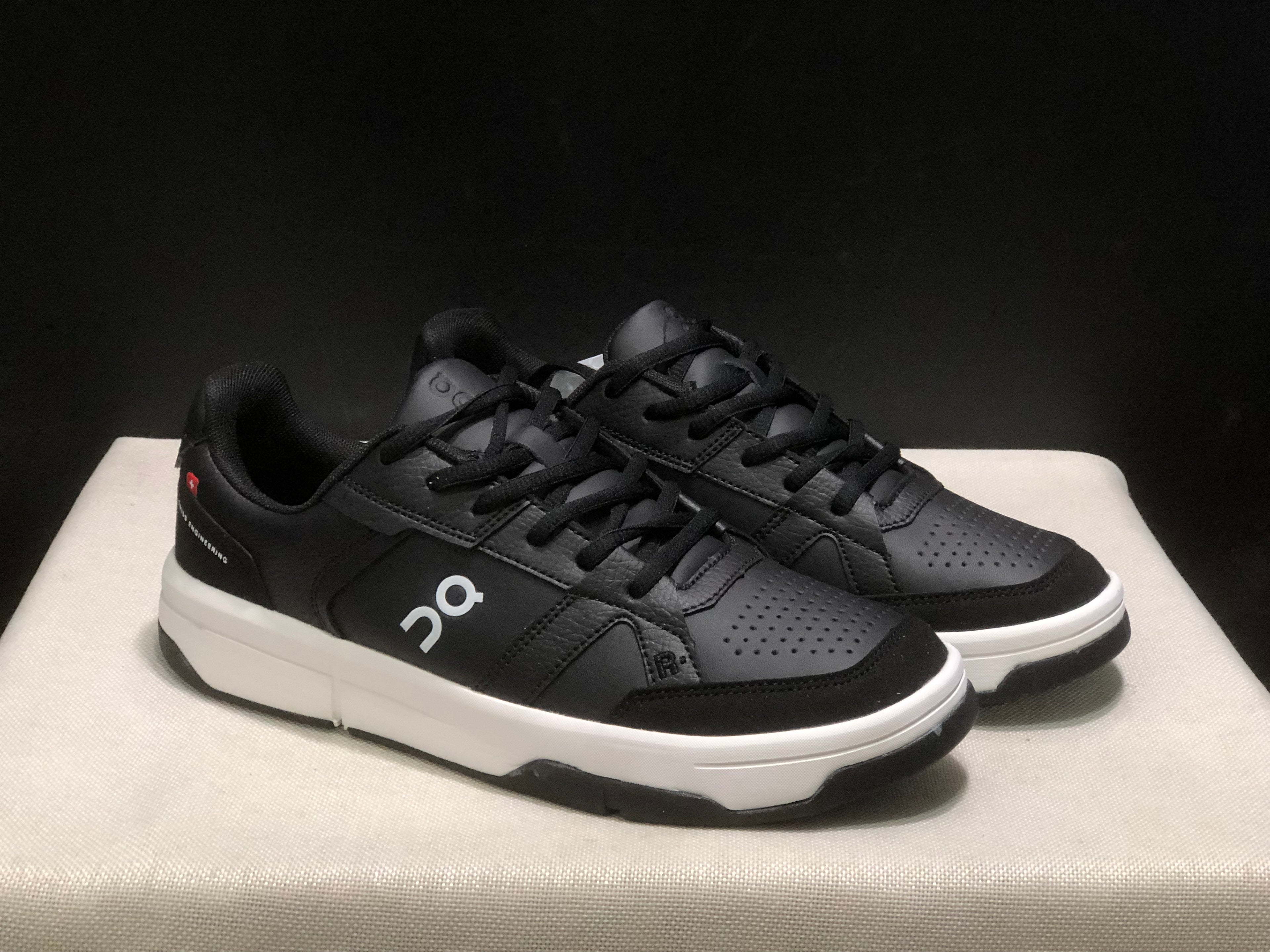 On Running The Roger Clubhouse Casual Sneakers Black/White