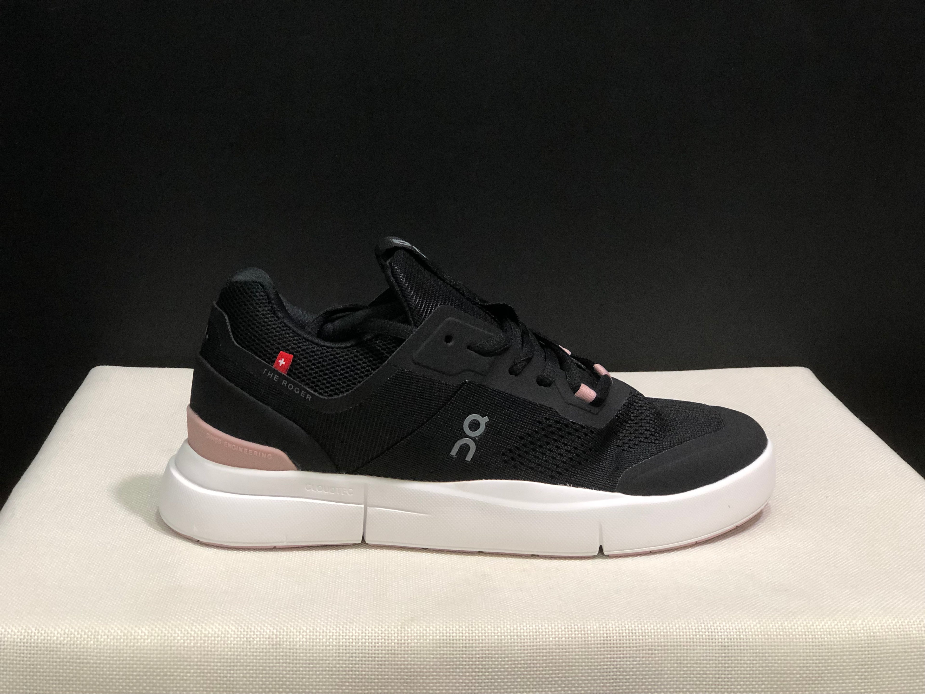 On Running The Roger Spin Breathable Mesh Sneakers Black/Pink Sole