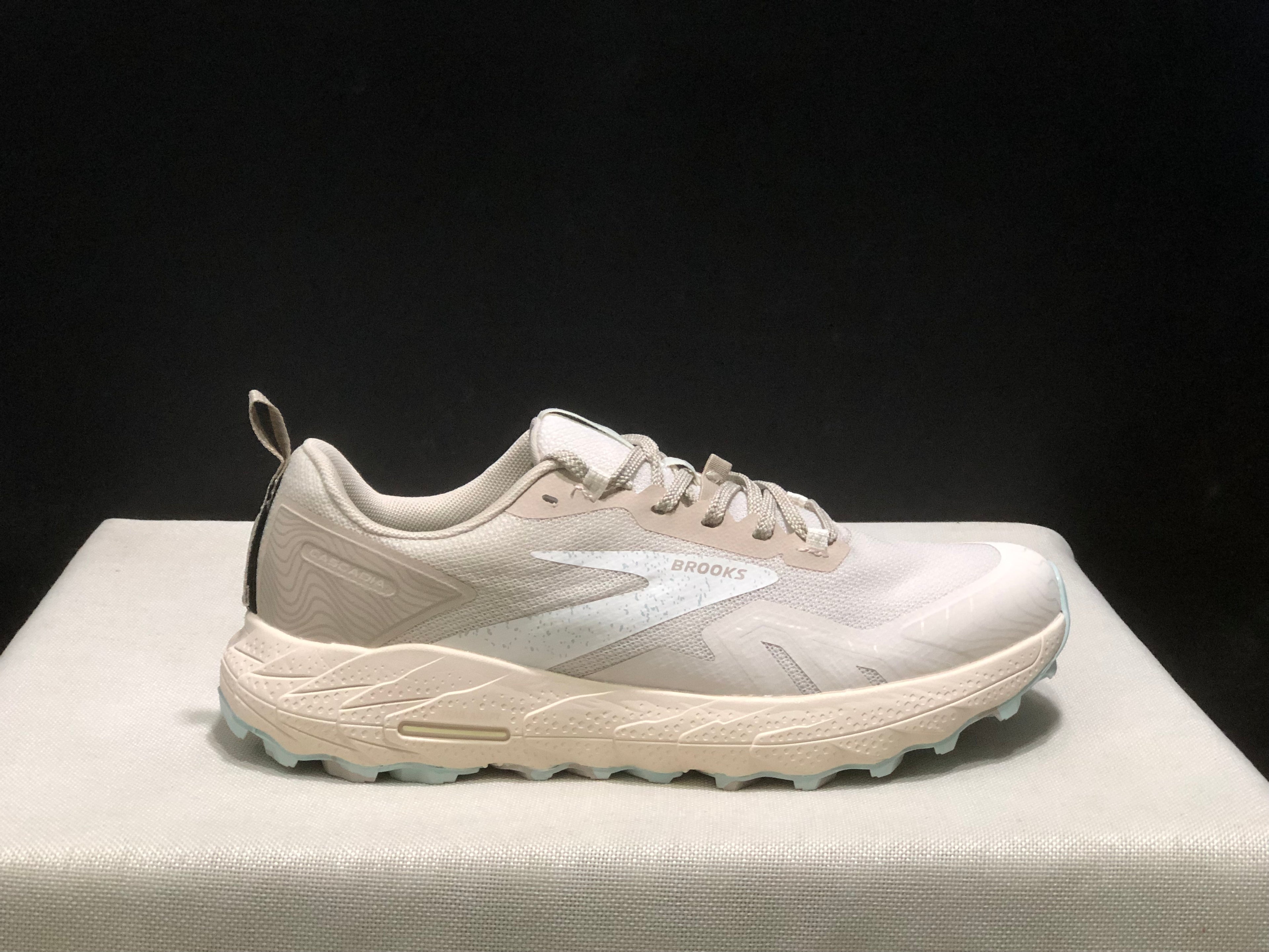 Brooks Cascadia 17 Trail Running Shoes Sand White Grey