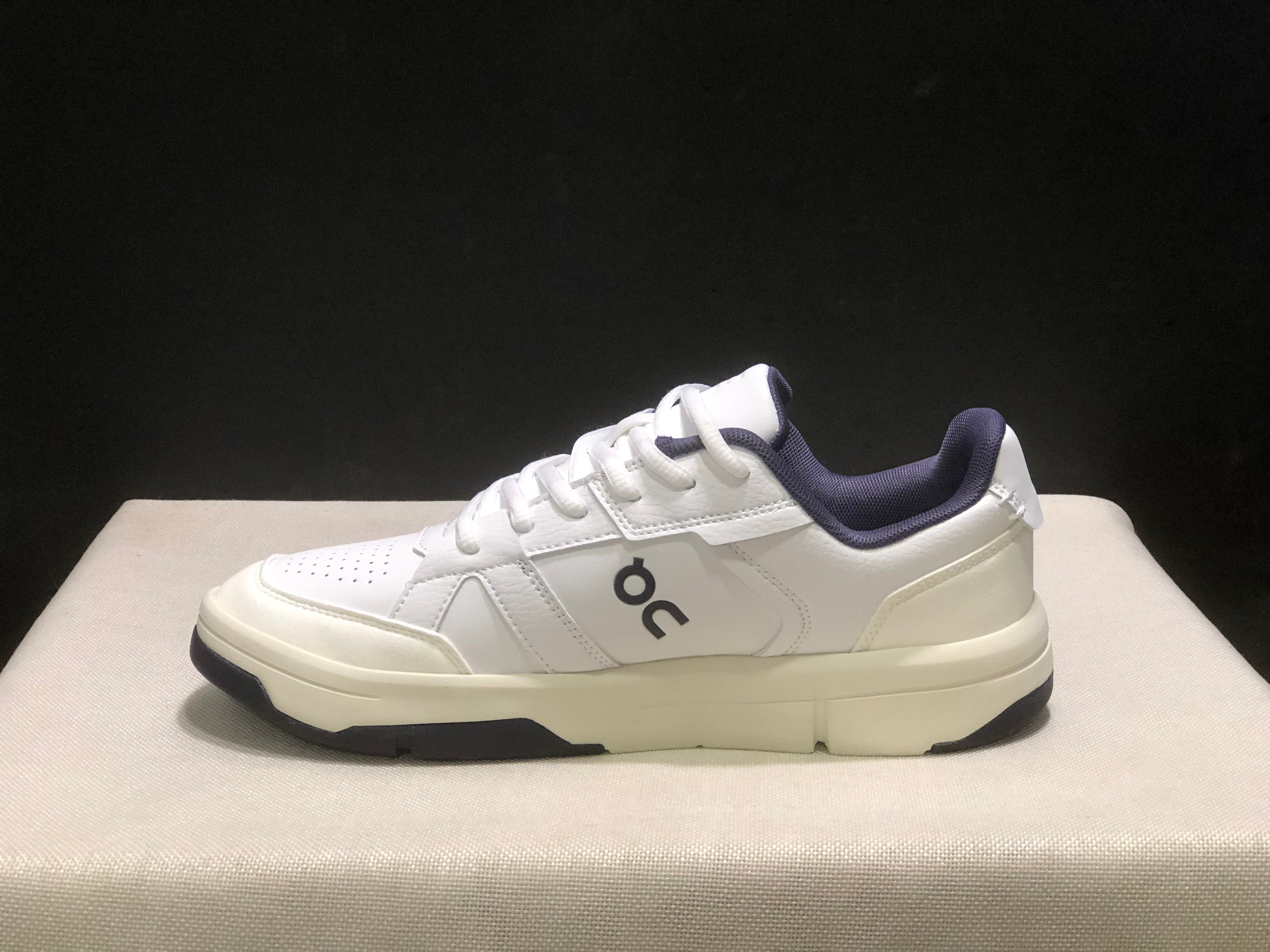 On Running The Roger Clubhouse Casual Sneakers White/Midnight
