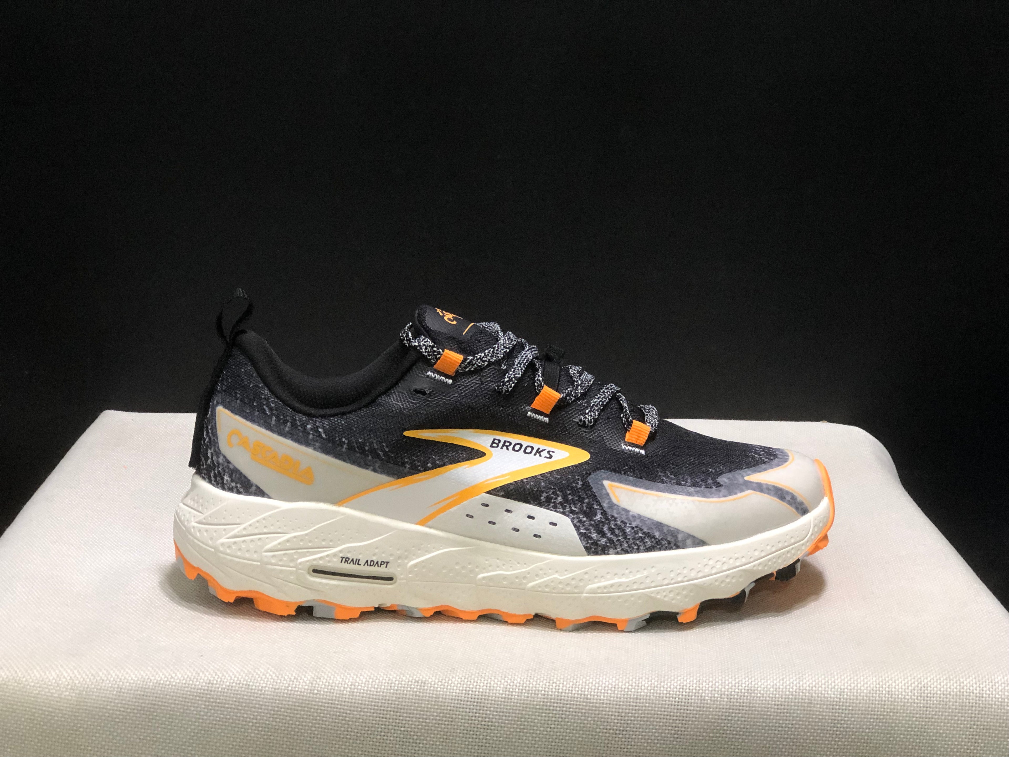 Brooks Cascadia 18 Low-top Running Shoes Black/Orange