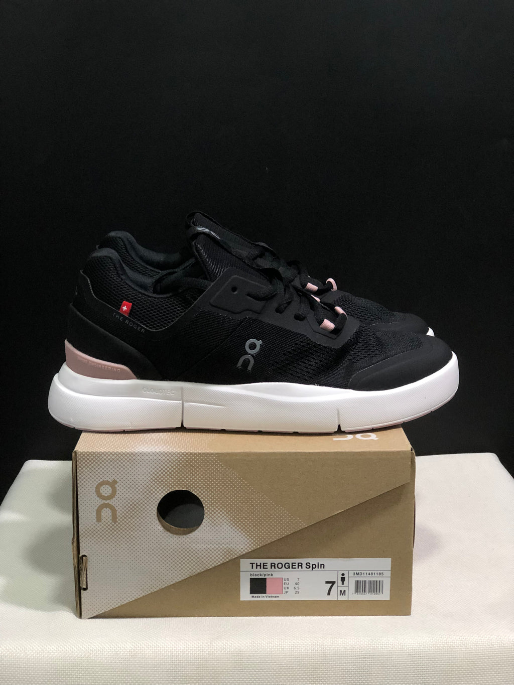 On Running The Roger Spin Breathable Mesh Sneakers Black/Pink Sole