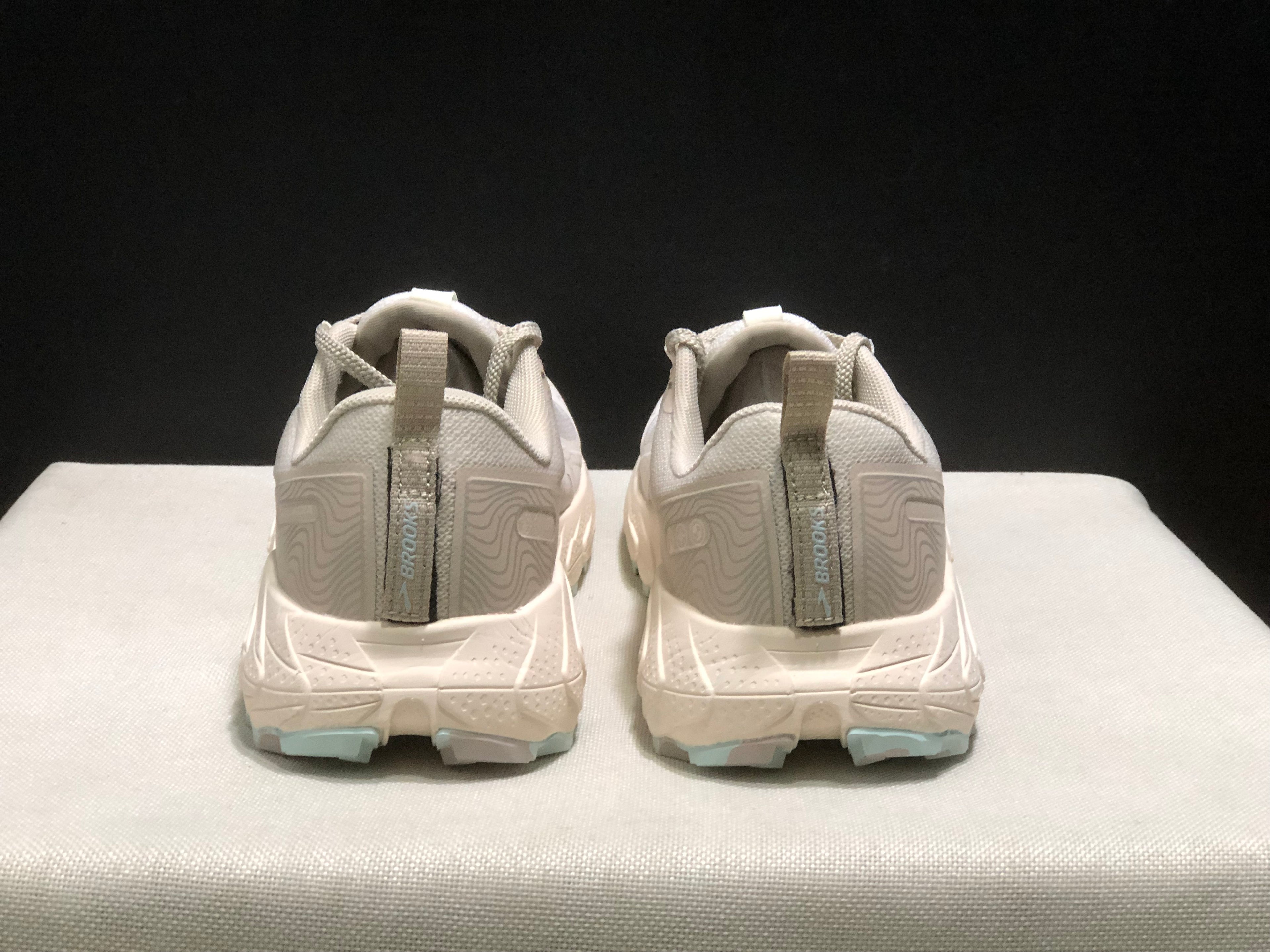 Brooks Cascadia 17 Trail Running Shoes Sand White Grey